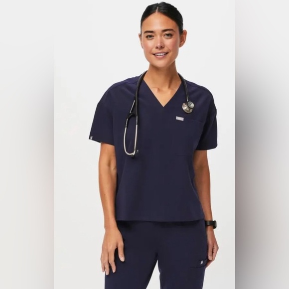 FIGS Set Uman Relaxed Jogger Scrub Pants & Relaxed Catarina One-Pocket Scrub Top - Picture 10 of 16